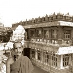 Sri Sri in front of Poornaprajna Vidyapeetham, Bangalore