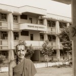 Sri Sri in front of Krishna Sevashrama, Bangalore