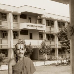 Sri Sri in front of Krishna Sevashrama, Bangalore