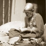 Sri Sri Swamiji,busy reading and writing even between the busy schedules