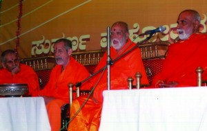Swamiji with Sri Vijnananidhitirtha Swamiji, Sri Sushamindratitha Swamiji, Sri Suyatindratirtha Swamiji