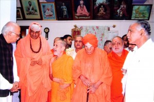Sri Sri Swamiji, along with Sri L.K.Advani, Sri Sri Suttur Seer, and Sri Sri Siddagange Seer