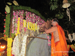 Covering the Mahaganapathi statue with Appam