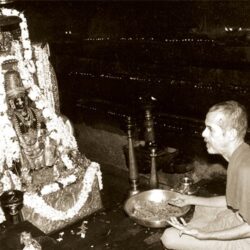 Sri Sri Swamiji offering to the god, Udupi Sri Krishna