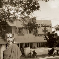 Sri Sri in front of Krishna Sevashrama, Bangalore
