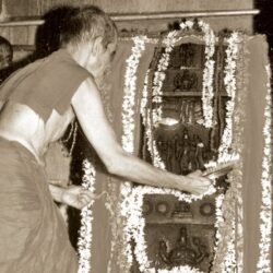 Sri Sri Swamiji, offering aradhana to Brindavana Sri