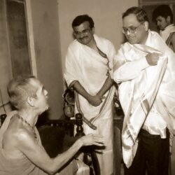 Sri Narayana Murthy, co-founder, Infosys - seeking blessings from Sri Sri Swamiji