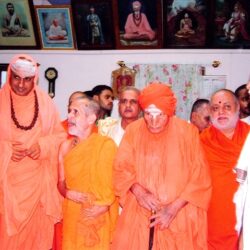 Sri Sri Swamiji, along with Sri L.K.Advani, Sri Sri Suttur Seer, and Sri Sri Siddagange Seer